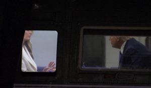 Γιατί ο Τραμπ κούνησε το δάχτυλο στη Μελάνια (video)