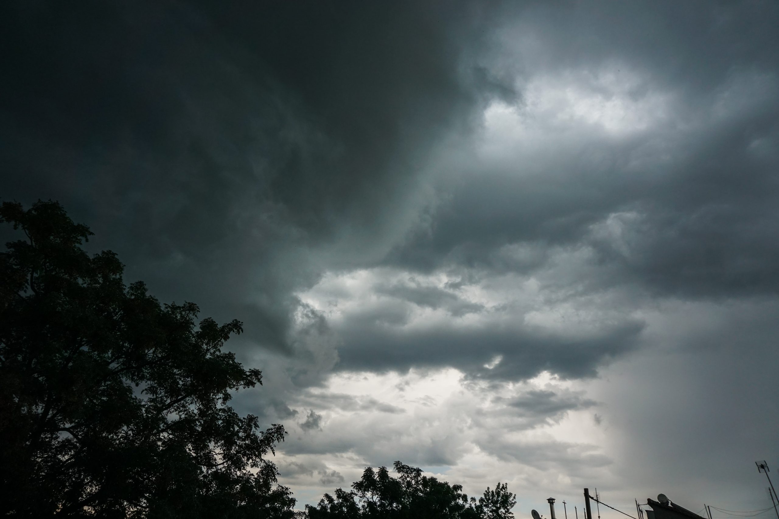 Γιατί η πρώτη κακοκαιρία του φθινοπώρου «αστόχησε» - 50 τόνοι βροχής στη θάλασσα, προσοχή έως το βράδυ συστήνουν οι μετεωρολόγοι