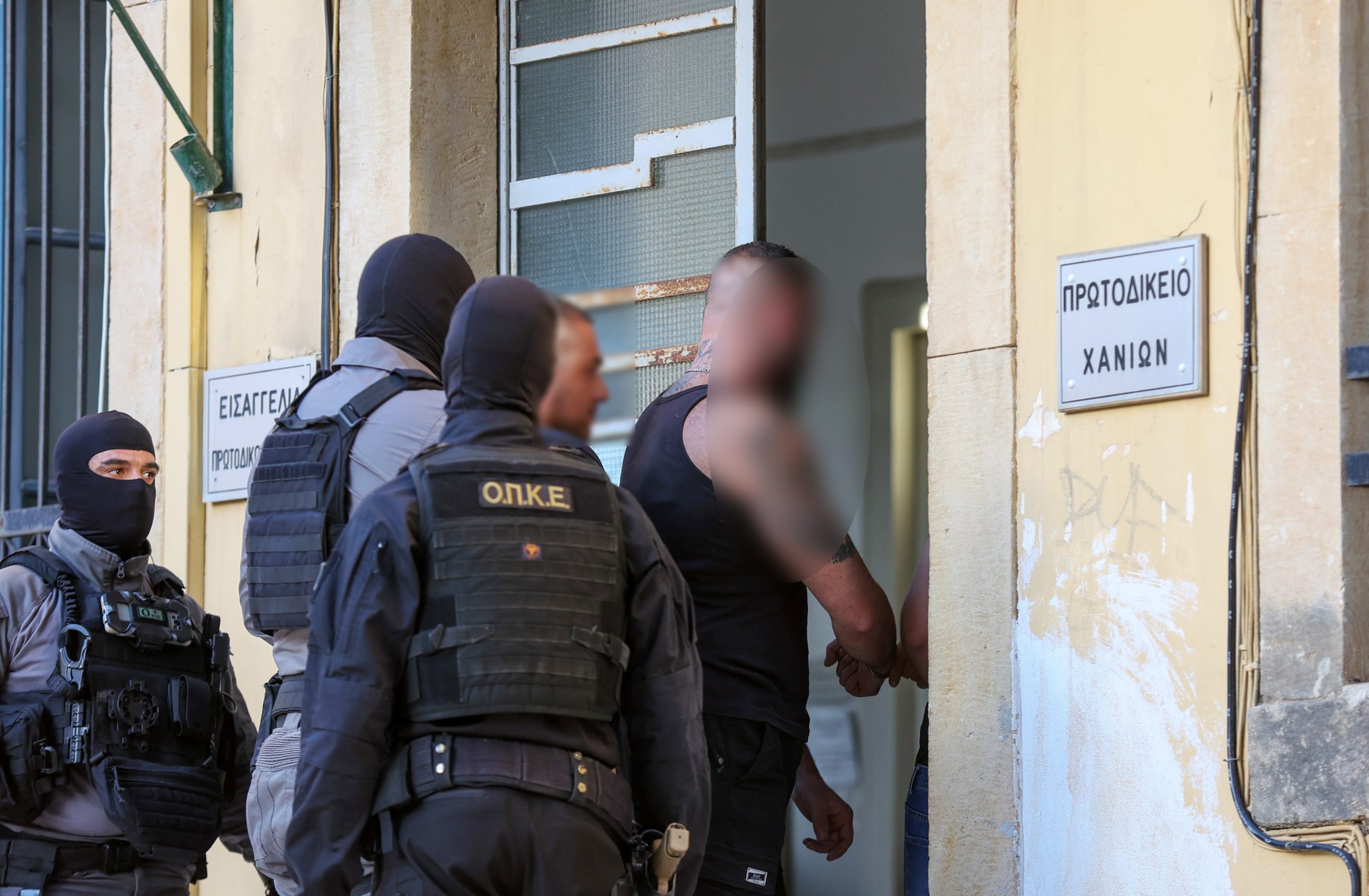 Η άγνωστη δικογραφία για το κύκλωμα των Χανίων - Οι κουμπαριές, οι σύντεκνοι και τα «λερωμένα» ράσα