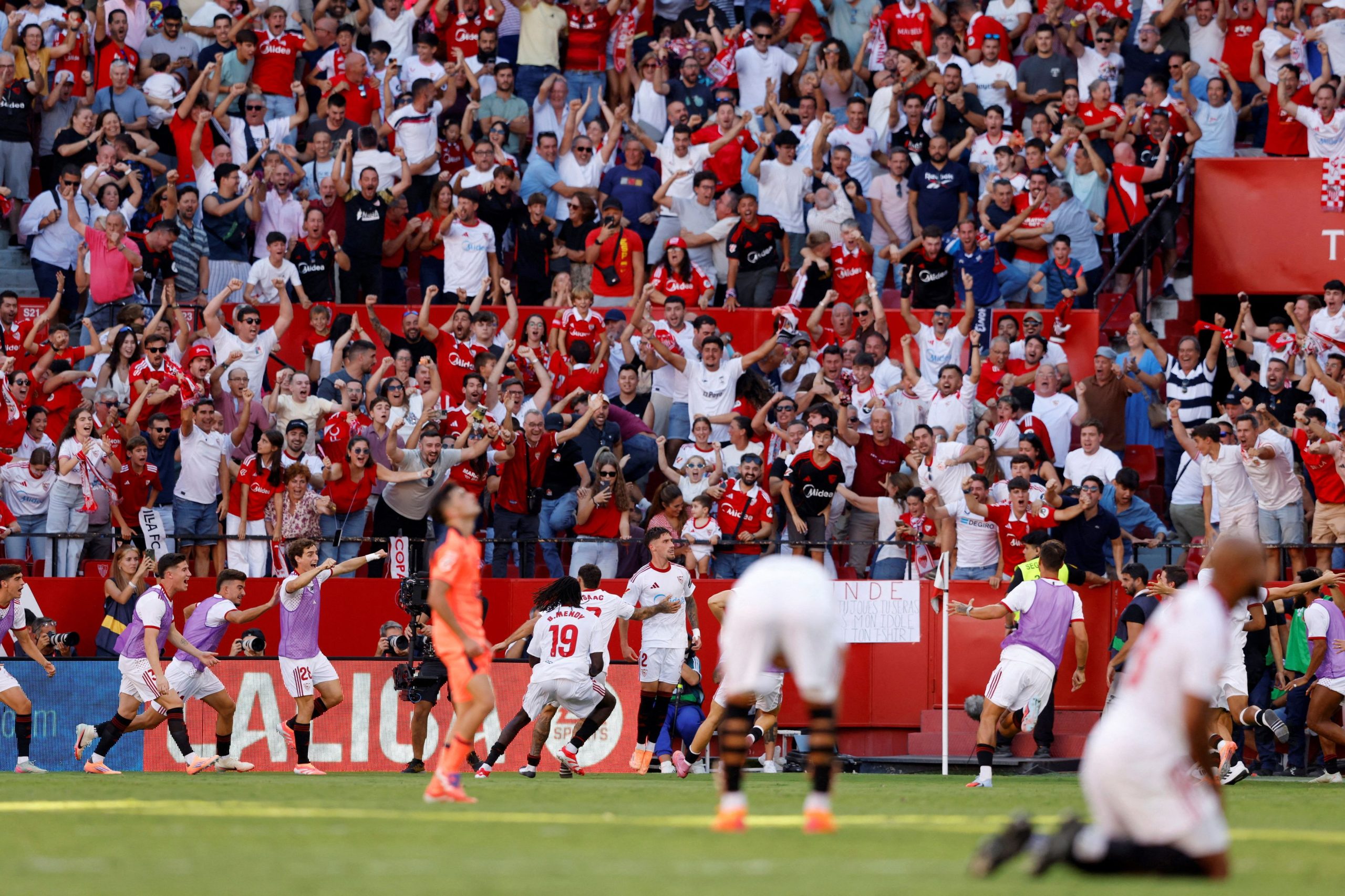 La Liga: Τεσσάρα της Σεβίλλης του Ματίας Αλμέιδα στην Μπαρτσελόνα