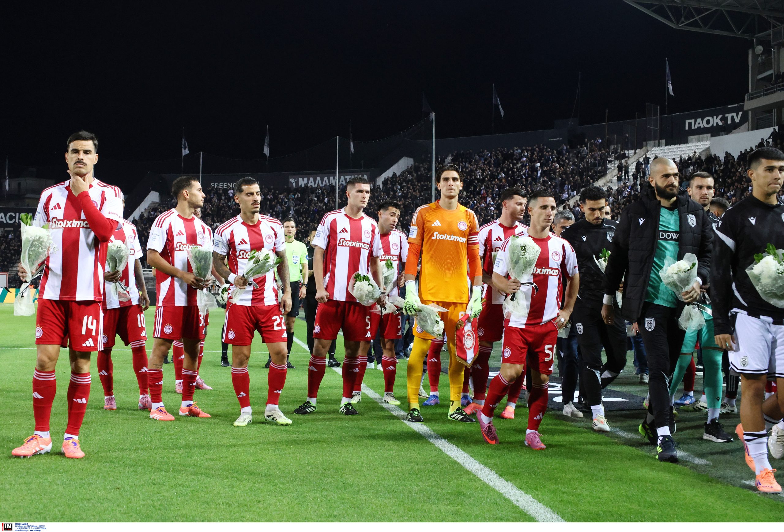 Οι παίκτες ΠΑΟΚ και Ολυμπιακού κατέθεσαν στεφάνια για τους αδικοχαμένους φιλάθλους του «Δικέφαλου του Βορρά»
