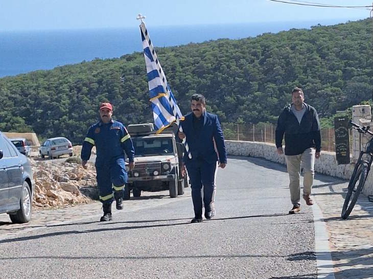 Γαύδος: Χωρίς μαθητές η παρέλαση της 28ης Οκτωβρίου - Η σημαία στα χέρια των κατοίκων (φωτο)