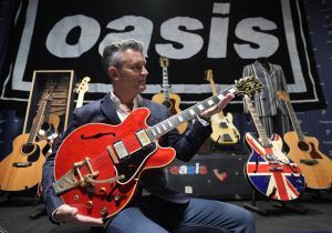 Η σπασμένη κιθάρα του Νόελ Γκάλαχερ των Oasis πουλήθηκε έναντι 332.000 ευρώ