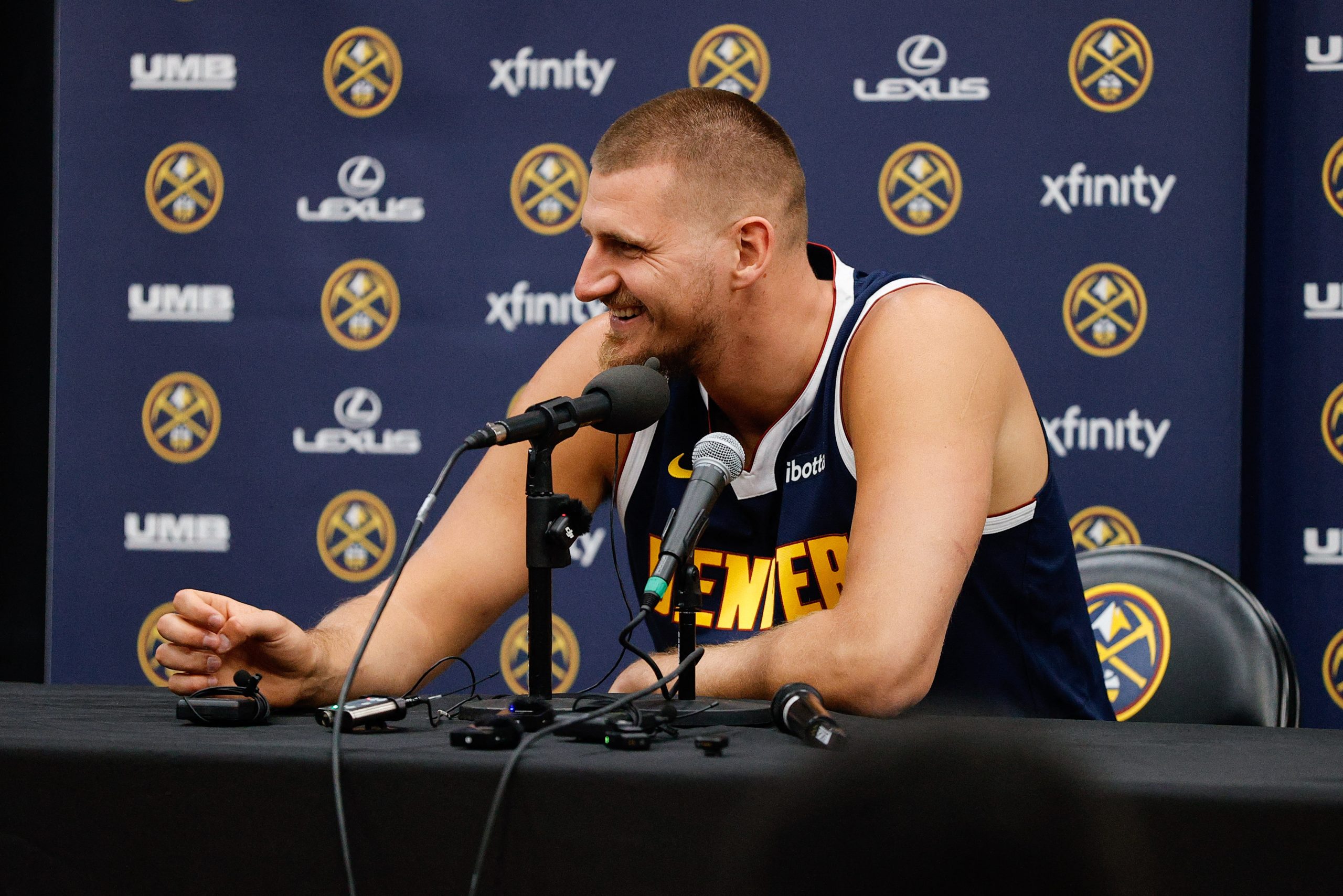 Νίκολα Γιόκιτς-Σέλμπι: Η εμφάνιση του Σέρβου ως «Peaky Blinder» και η ατάκα που «δανείστηκε» από τον Τόμι