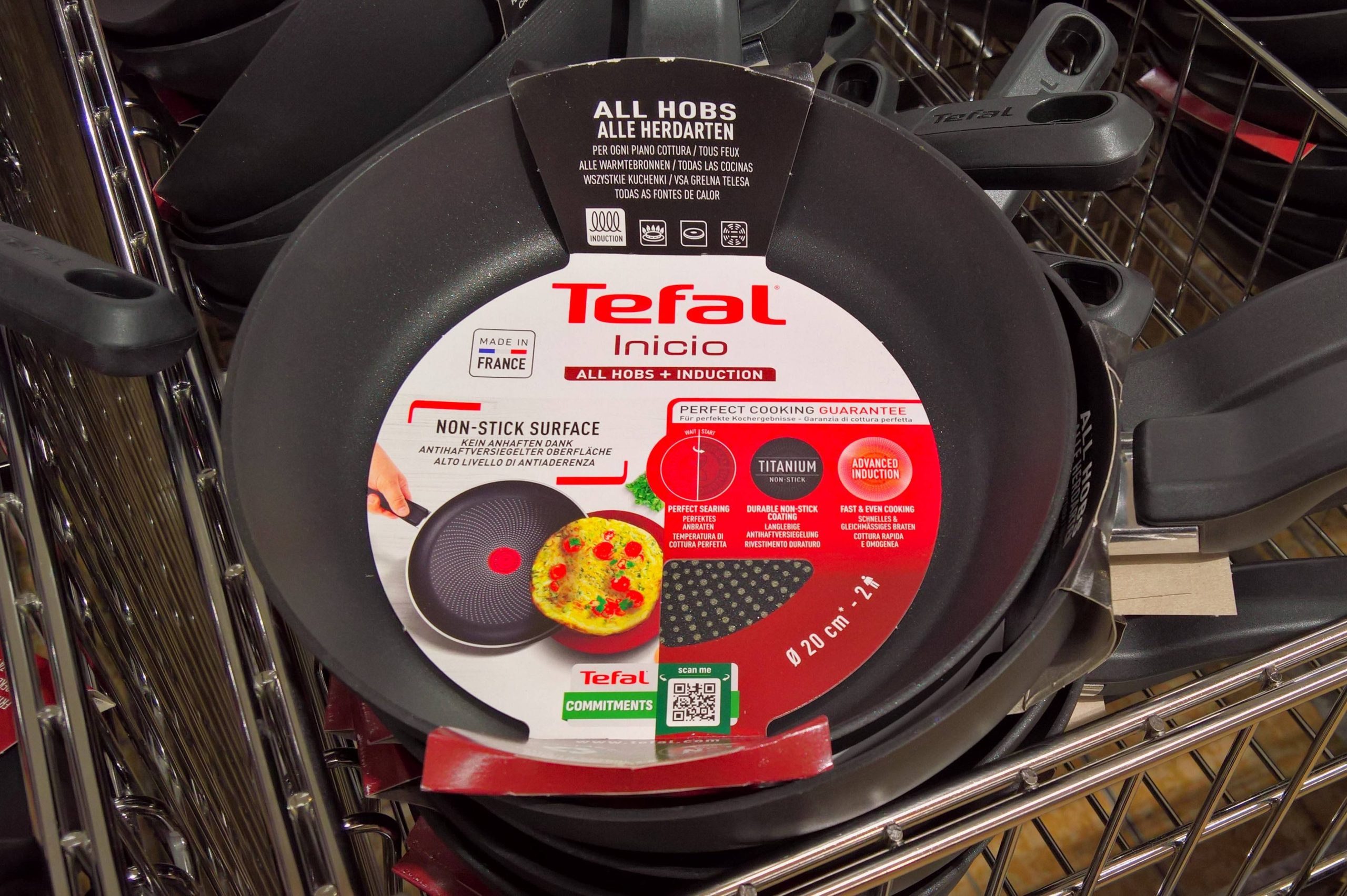 Από το τηγάνι της Jackie Kennedy στην οικονομική κρίση: Η Tefal παλεύει να κρατήσει το «αντικολλητικό» στέμμα της