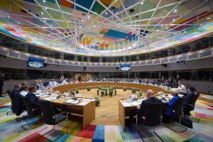 Οι ηγέτες της ΕΕ δεσμεύτηκαν μεν, απέφυγαν δε, να λάβουν αποφάσεις για τις χρηματοδοτικές ανάγκες της Ουκρανίας