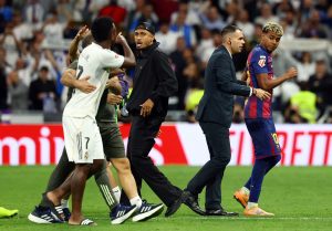 O «κακός χαμός» στη λήξη του «El Clasico»: Σύρραξη μεταξύ Καρβαχάλ-Βινίσιους και Λαμίν Γιαμάλ