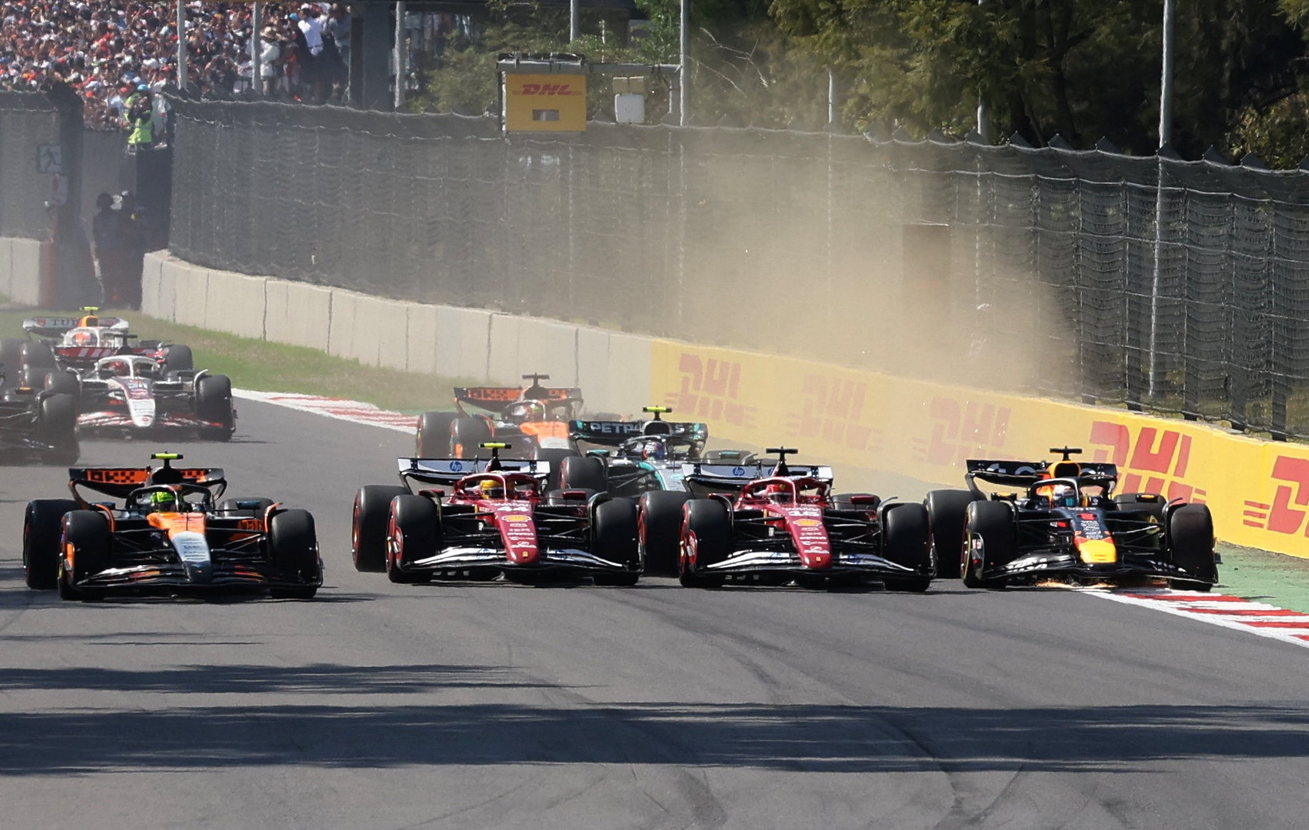 Σκηνές χάους στο Μεξικό με οπαδούς της Ferrari και της Red Bull να πιάνονται στα χέρια