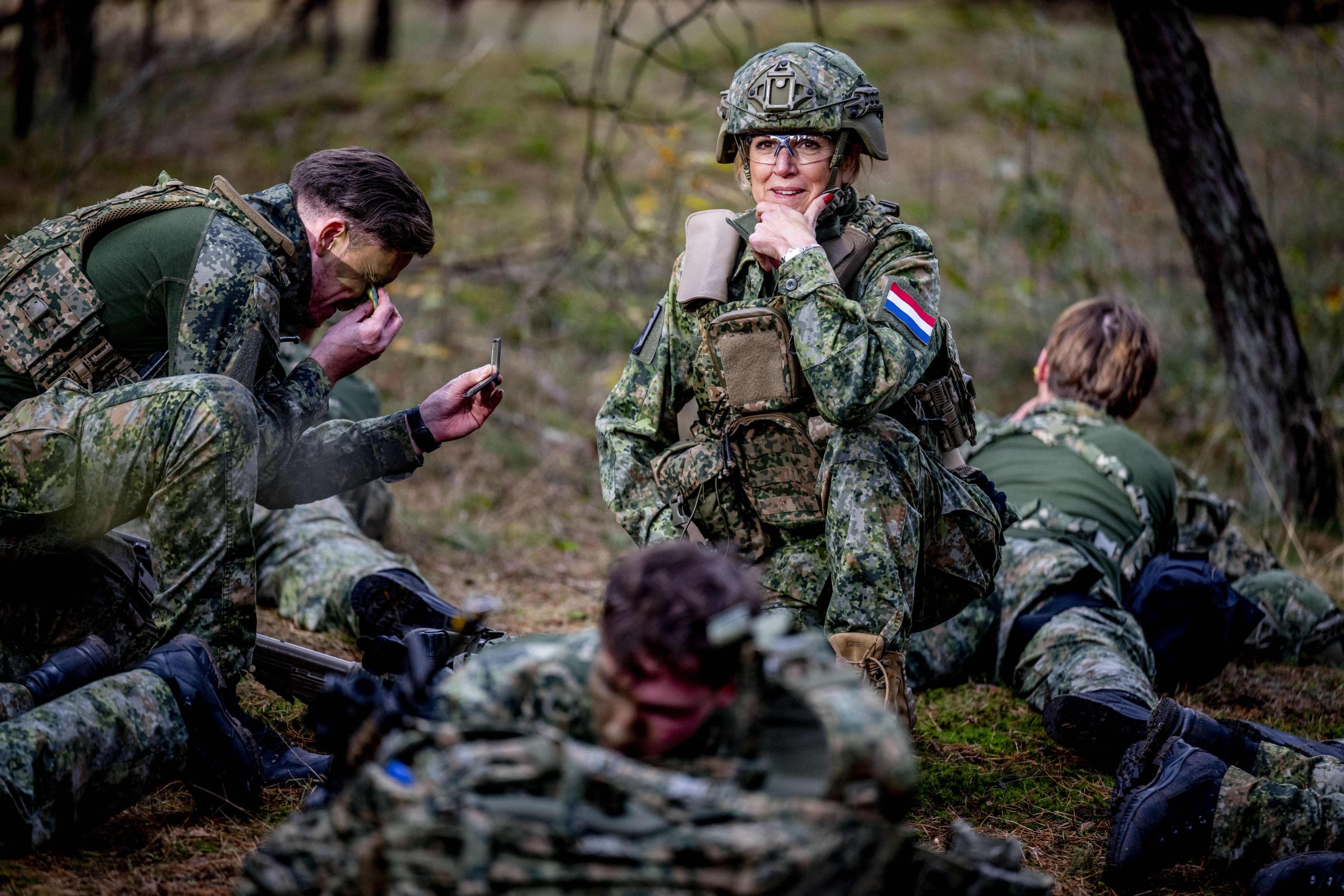 Αγνώριστη η βασίλισσα Μάξιμα: Με παραλλαγή και φούμο σε στρατιωτικές ασκήσεις!