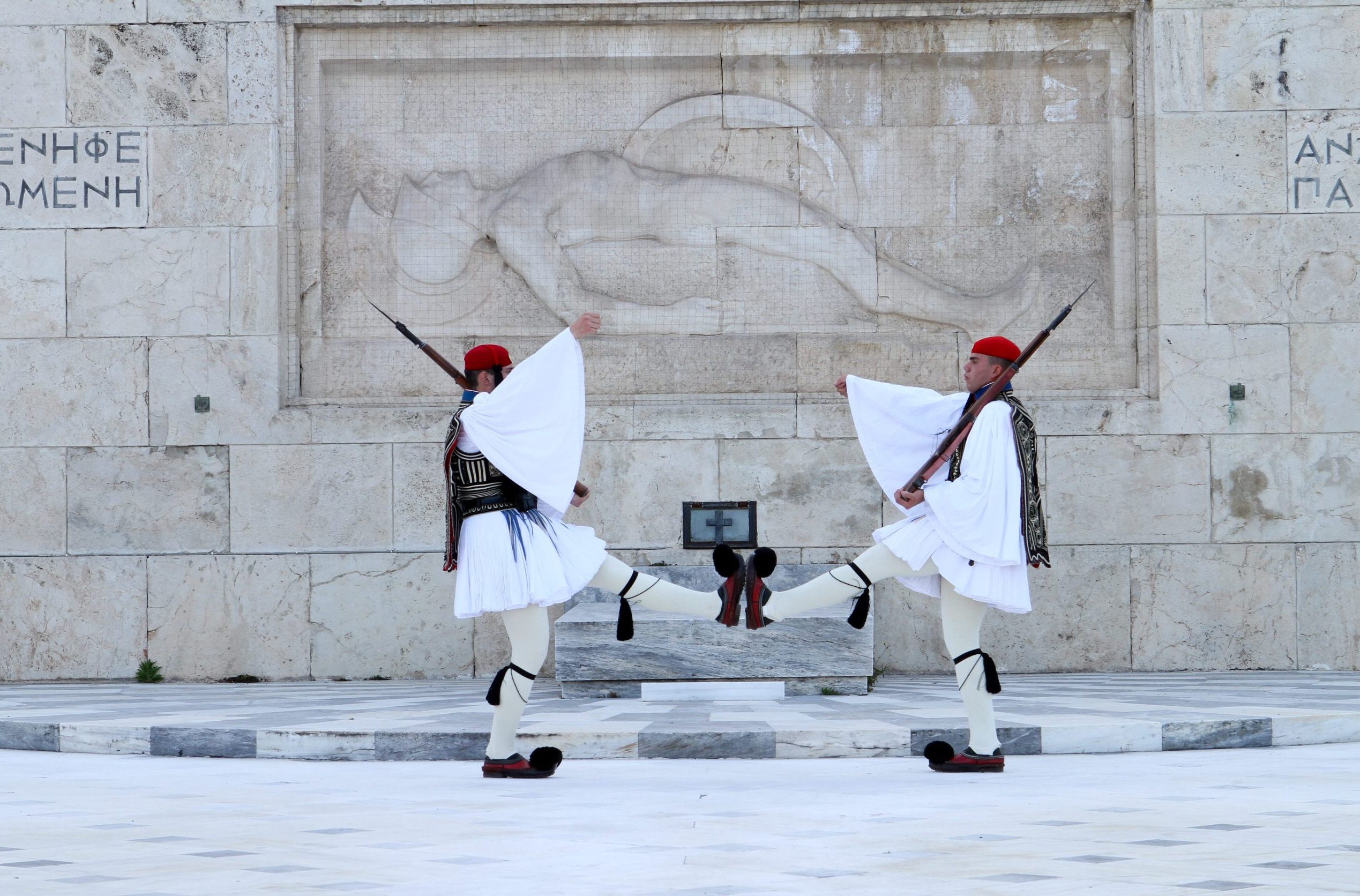 Αγνώστος Στρατιώτης: Πολιτικές αντιδράσεις για την απόφαση Μητσοτάκη να περάσει η προστασία του στο ΥΠΕΘΑ