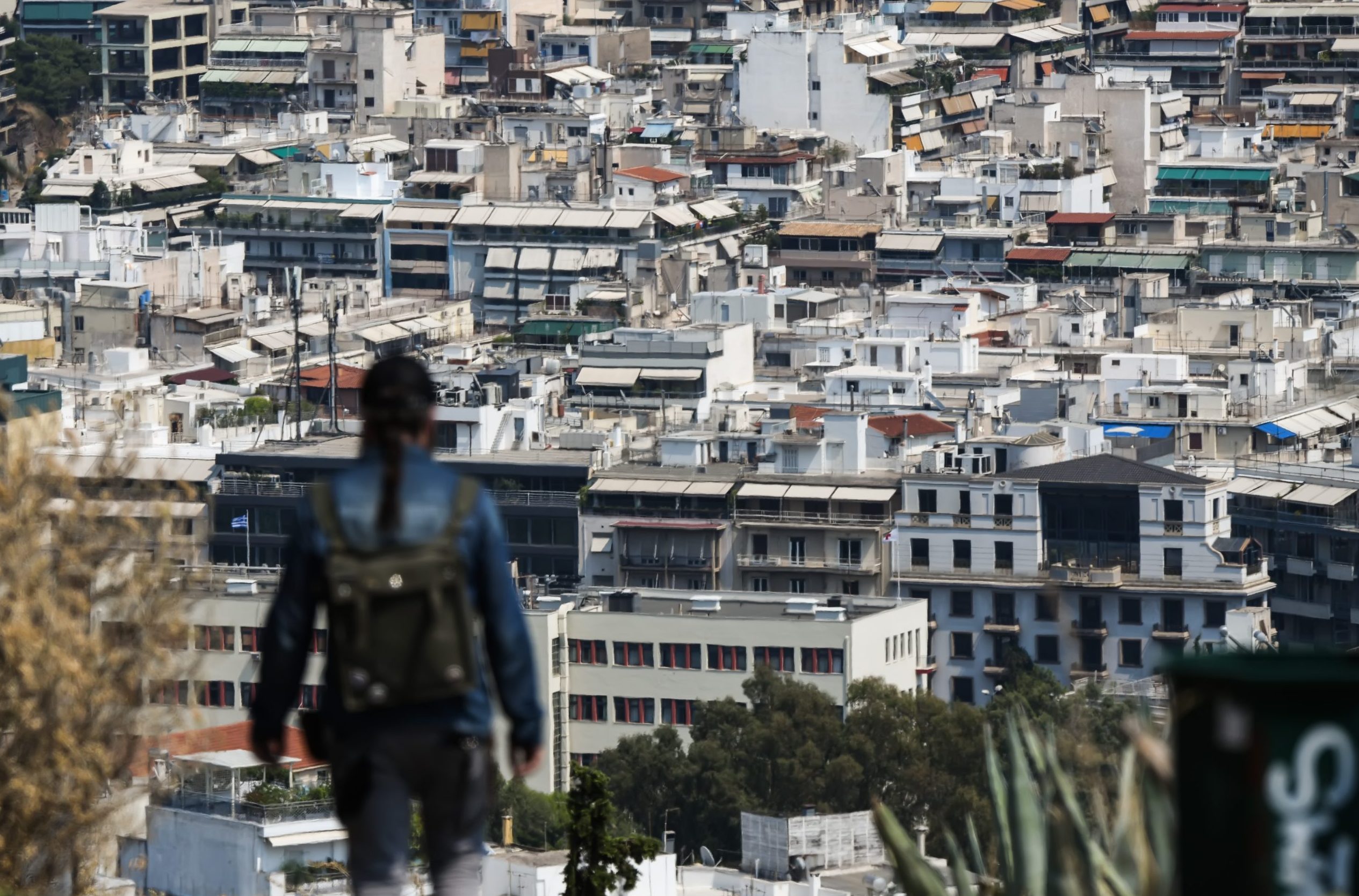Απλησίαστη η αγορά κατοικίας: Ως και 18 χρόνια δουλειάς για ένα διαμέρισμα στην Αθήνα