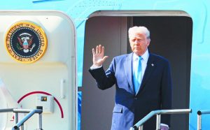 Τραμπ: Με καθυστέρηση τριών ωρών στο Νταβός μετά το πρόβλημα στο αεροσκάφος του