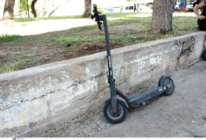 Ηλεκτρικά πατίνια στη Θεσσαλονίκη: Χρώματα και οριοθετημένες θέσεις φέρνουν τάξη – Θα παρακολουθούνται μέσω GPS