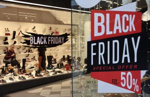 Black Friday και Cyber Monday: Πόσοι Έλληνες καταναλωτές σκοπεύουν να ψωνίσουν στις εκπτώσεις