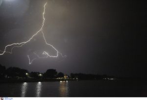 Χριστούγεννα με βροχές, καταιγίδες και χιόνια – Πού χτυπά η κακοκαιρία, πόσο θα διαρκέσει
