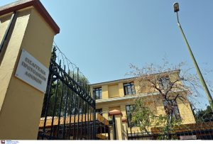 Σοκ στην Ευελπίδων: Γυναίκα συνελήφθη να κάνει χρήση ναρκωτικών μέσα στα δικαστήρια