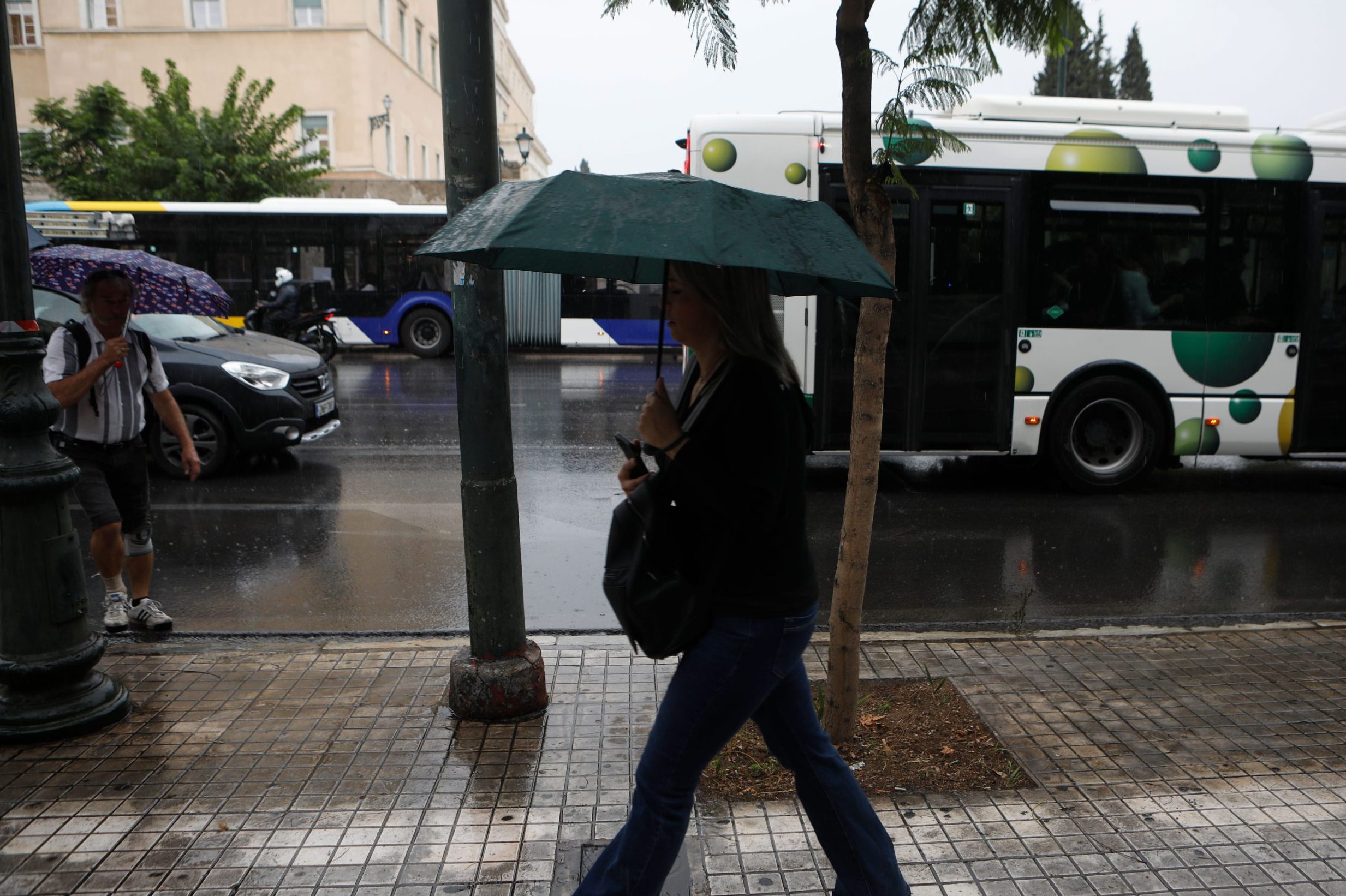 Διπλό κύμα κακοκαιρίας: Σε ποιες περιοχές θα «βρέξει» περισσότερο