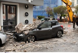 Λαύριο: Η στιγμή της κατάρρευσης μπαλκονιού – Γυναίκα έτρεξε και σώθηκε από θαύμα (video)