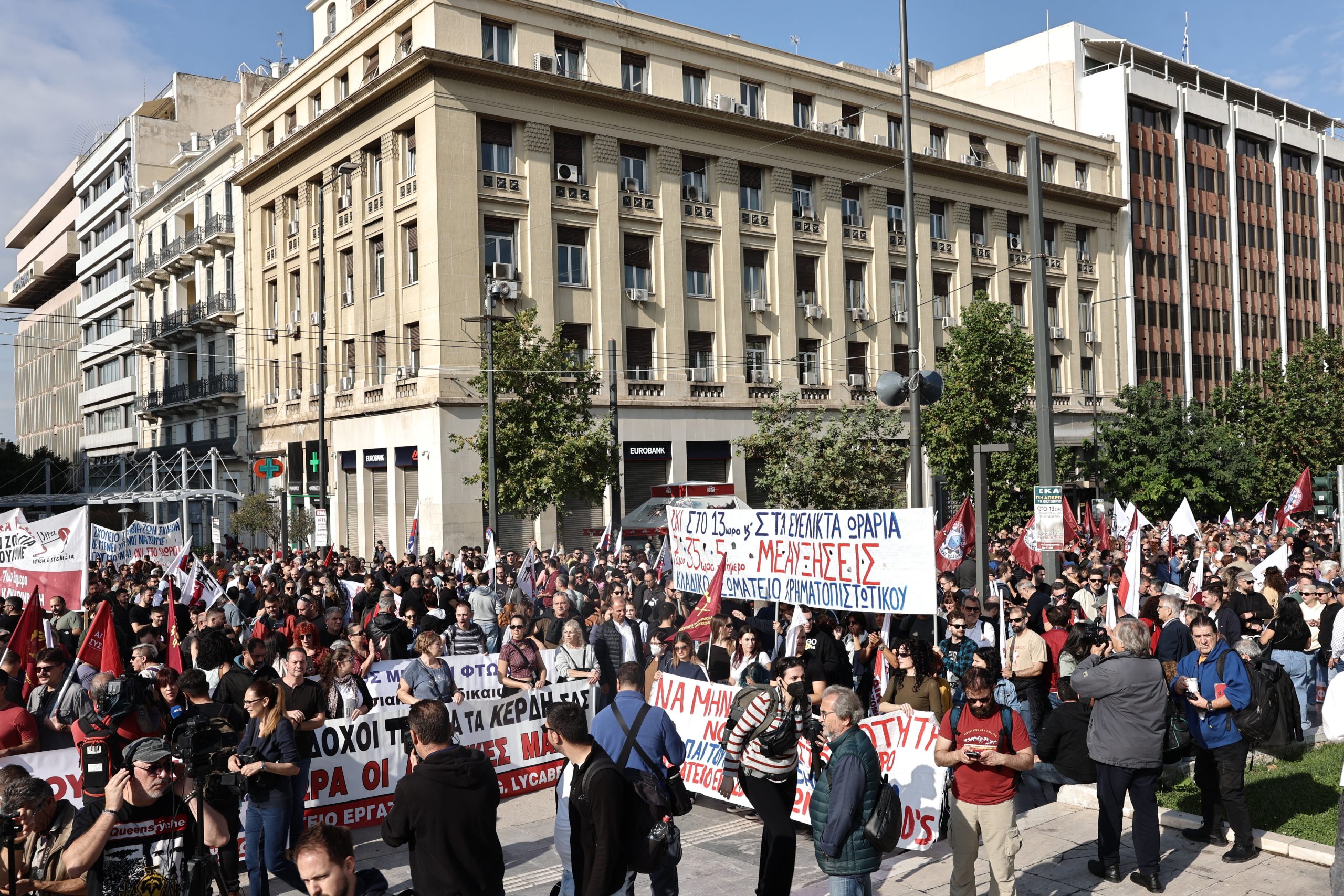Μαζική συμμετοχή στην πανελλαδική απεργία ενάντια στο 13ωρο - Ξεκίνησαν οι συγκεντρώσεις