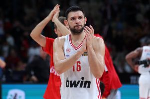 Κώστας Παπανικολάου: Έγινε ο τέταρτος πασέρ στην ιστορία του Ολυμπιακού