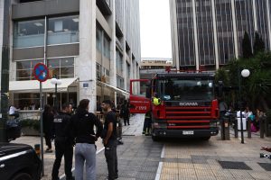 Φωτιά σε υπόγειο στον Πύργο Αθηνών (video)