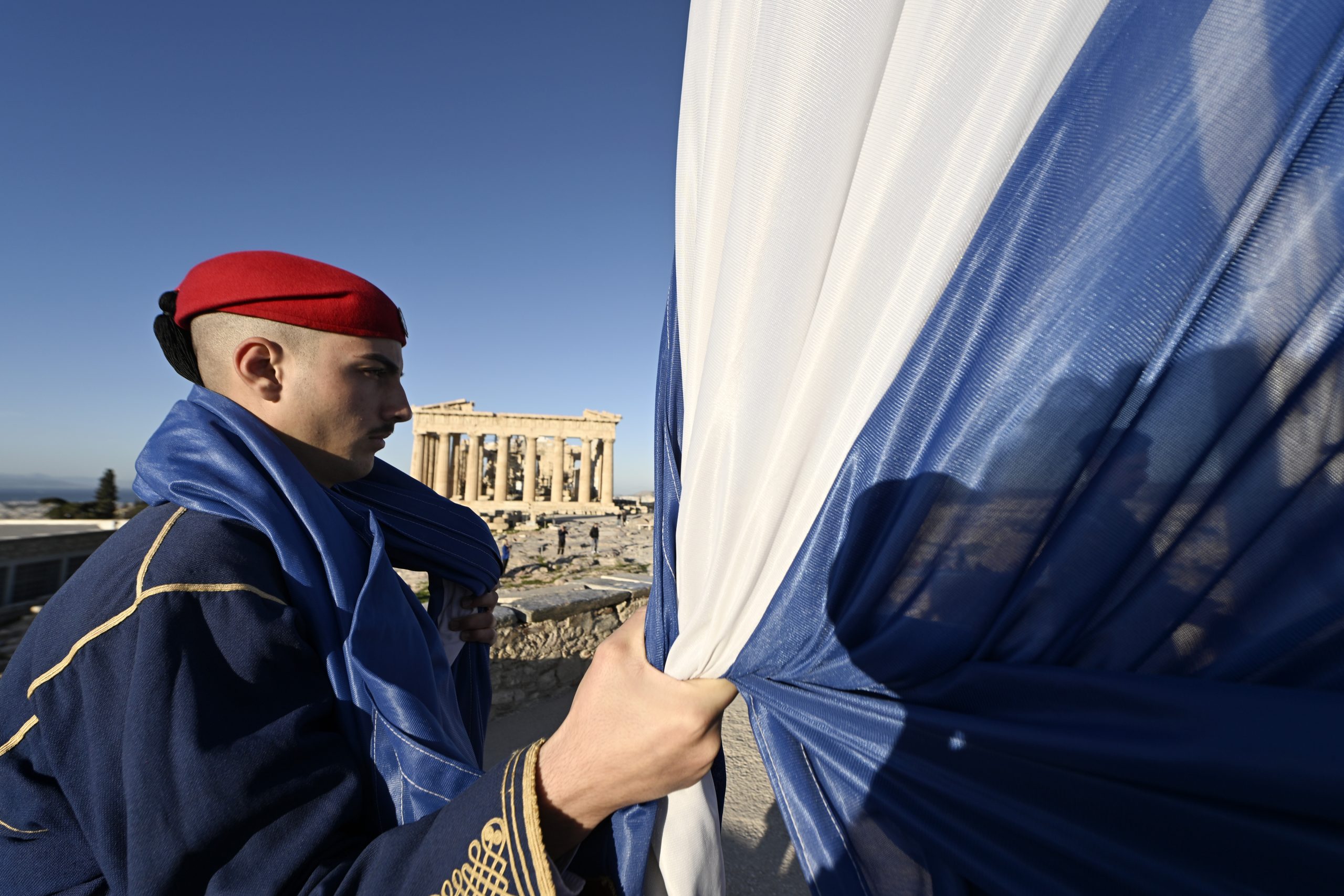 28η Οκτωβρίου: Έπαρση της γαλανόλευκης στην Ακρόπολη με ανάκρουση του Εθνικού Ύμνου