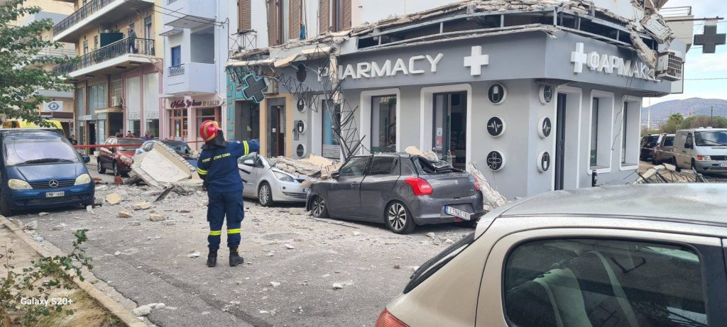 Λαύριο: Κατέρρευσε μπαλκόνι κτιρίου, καταπλακώθηκαν αυτοκίνητα – Μία ελαφρά τραυματίας
