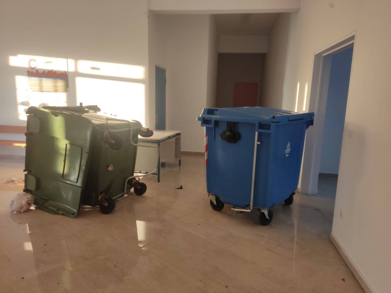 Βανδαλισμοί και ζημιές στο Λύκειο Άνδρου - Έβαλαν ακόμη και κάδους απορριμμάτων στις τάξεις