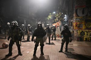 Νύχτα έντασης στα Εξάρχεια: Επίθεση με μολότοφ σε διμοιρία ΜΑΤ – 14 προσαγωγές