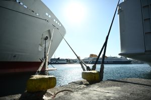 Ισχυροί άνεμοι δυσχεραίνουν τα ακτοπλοϊκά δρομολόγια – «Δεμένα» τα πλοία σε αρκετά λιμάνια