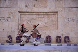 Ρουβίκωνας στο Σύνταγμα: 23 συλλήψεις για παραβίαση του Μνημείου και άρνηση δακτυλοσκόπησης