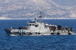 Eπιχειρήσεις διάσωσης μεταναστών νότια της Κρήτης – Σε Γαύδο και Αγία Γαλήνη μεταφέρονται περίπου 400 άτομα