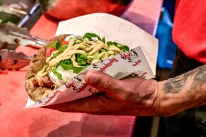 Σουβλάκι: Πάνω από 5 ευρώ το τυλιχτό στην Αθήνα