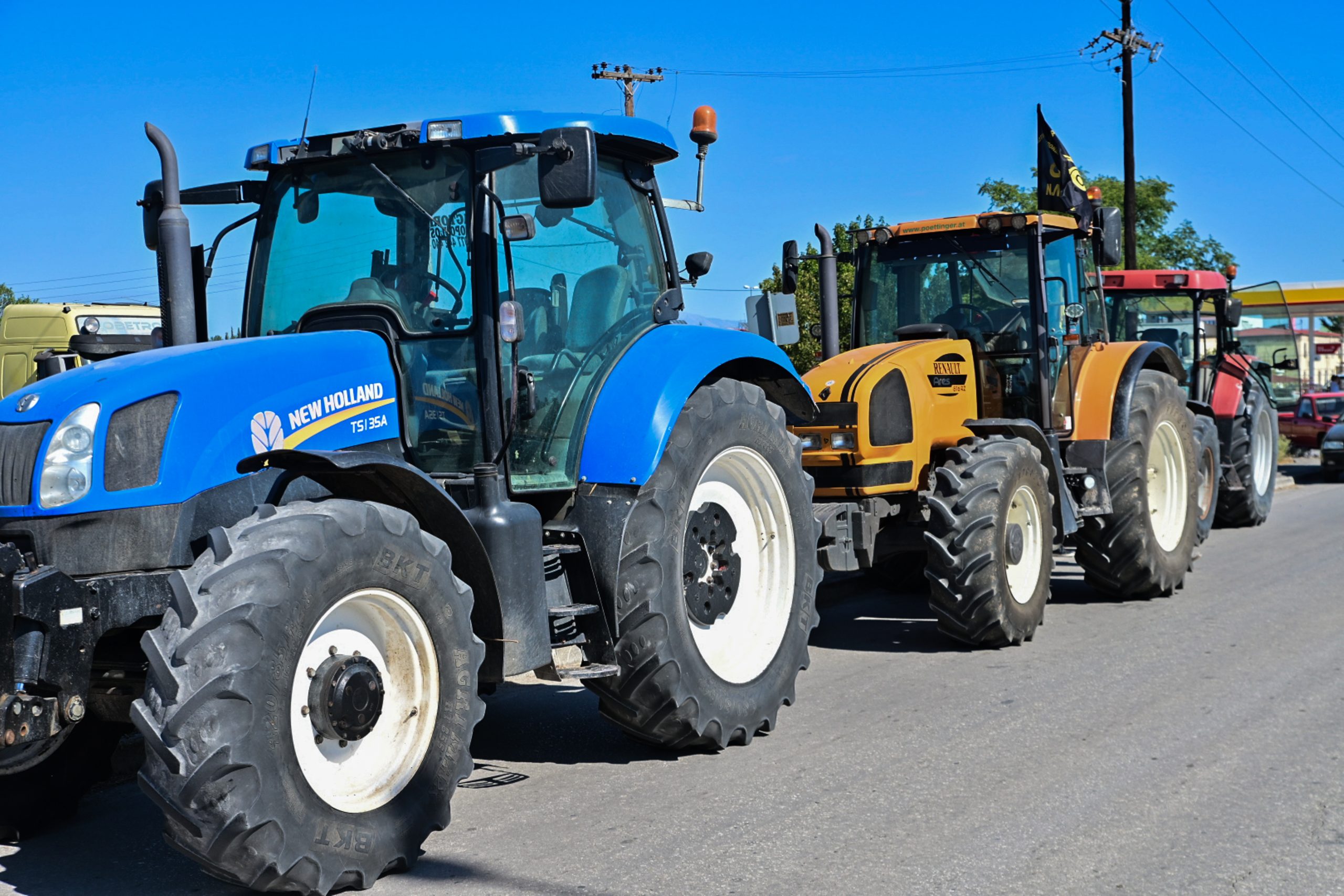 Αγρότες και κτηνοτρόφοι επιμένουν στα μπλόκα – Κλειστός επ’ αόριστον ο ΒΟΑΚ