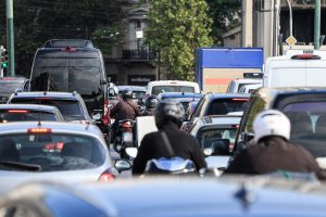 Αττική Οδός: Έπεσε τσιμέντο στο οδόστρωμα – Καθυστερήσεις στην έξοδο για Λαμία