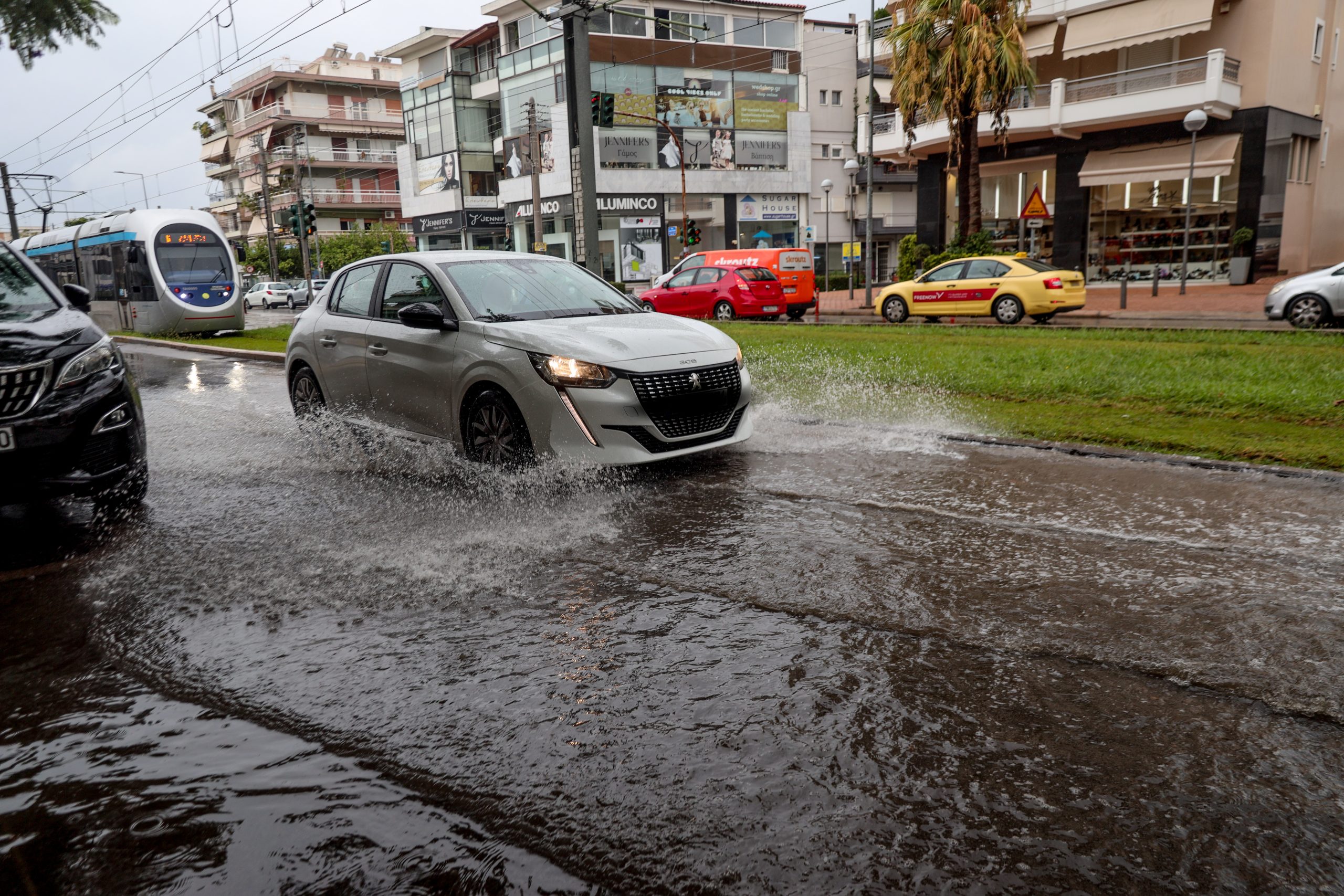 Καιρός: Επιδείνωση με ισχυρές βροχές και καταιγίδες - Πού θα «χτυπήσουν» τα φαινόμενα