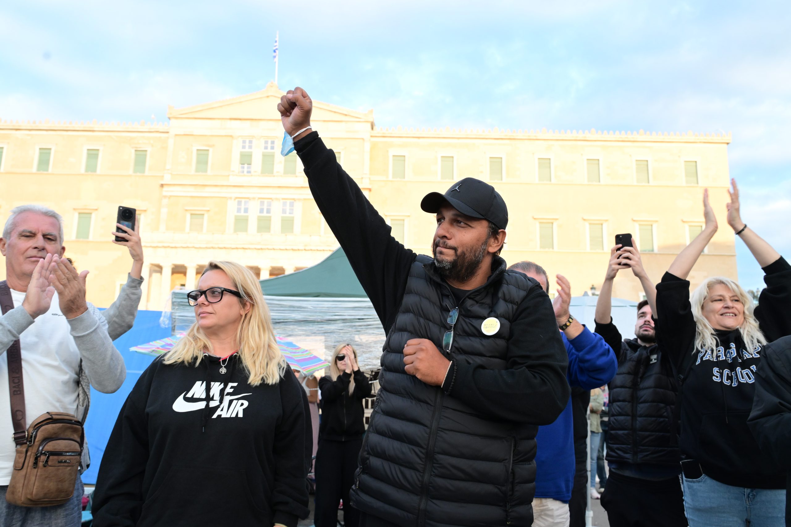 Πάνος Ρούτσι: Συνεχίζει για 21η μέρα την απεργία πείνας - Πλήθος κόσμου στο πλευρό του