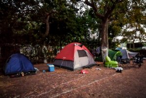 Διπλό φονικό στη Φοινικούντα: Ο δράστης ενδέχεται να είναι ανήλικος – «Περίεργη υπόθεση» λέει η Δημογλίδου