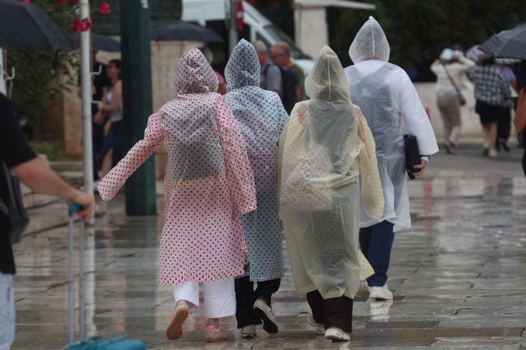 Πεζοί στη βροχή