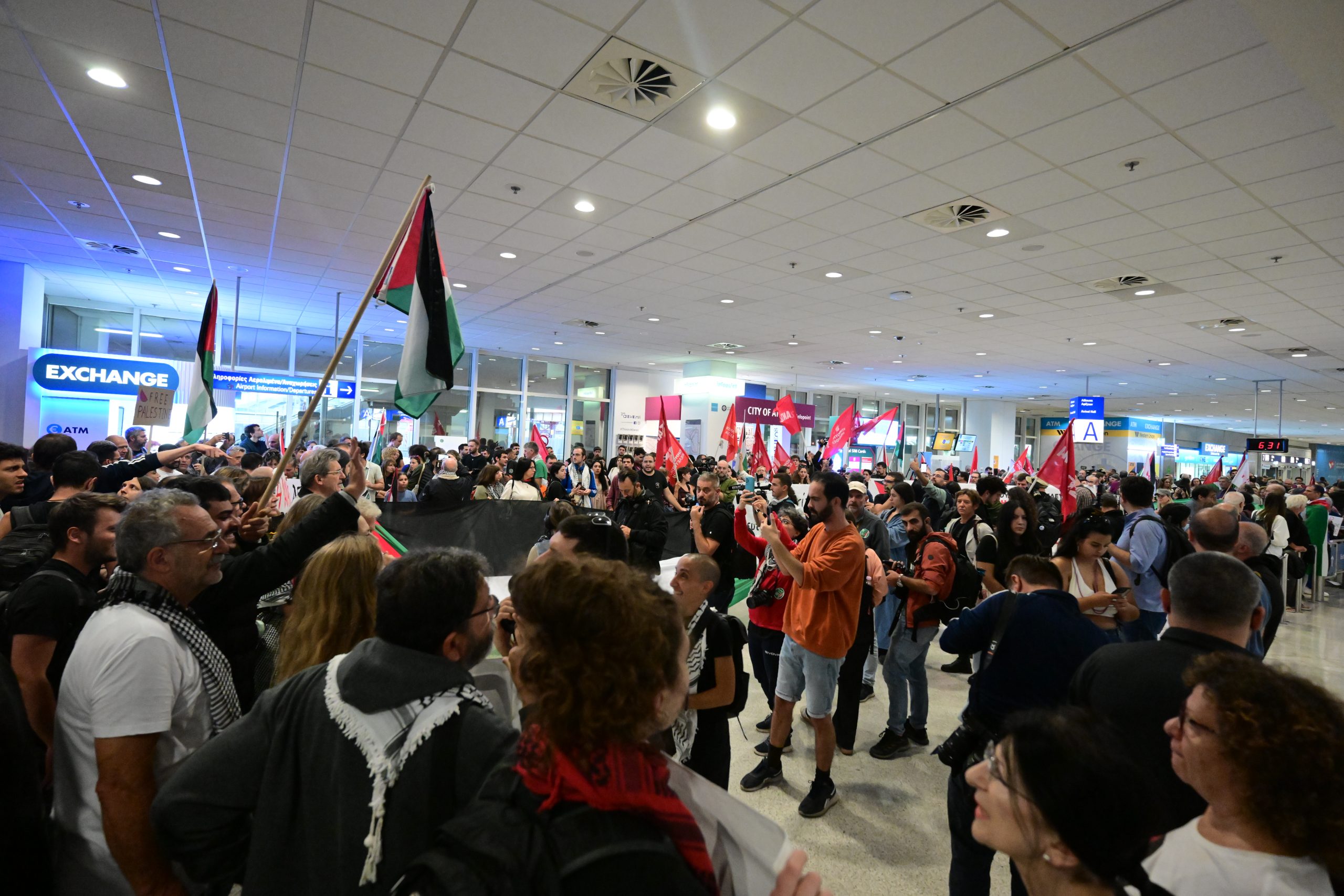 Στην Αθήνα το αεροπλάνο με τους 27 Έλληνες του στολίσκου για τη Γάζα - Μαζί τους και η Γκρέτα Τούνμπεργκ