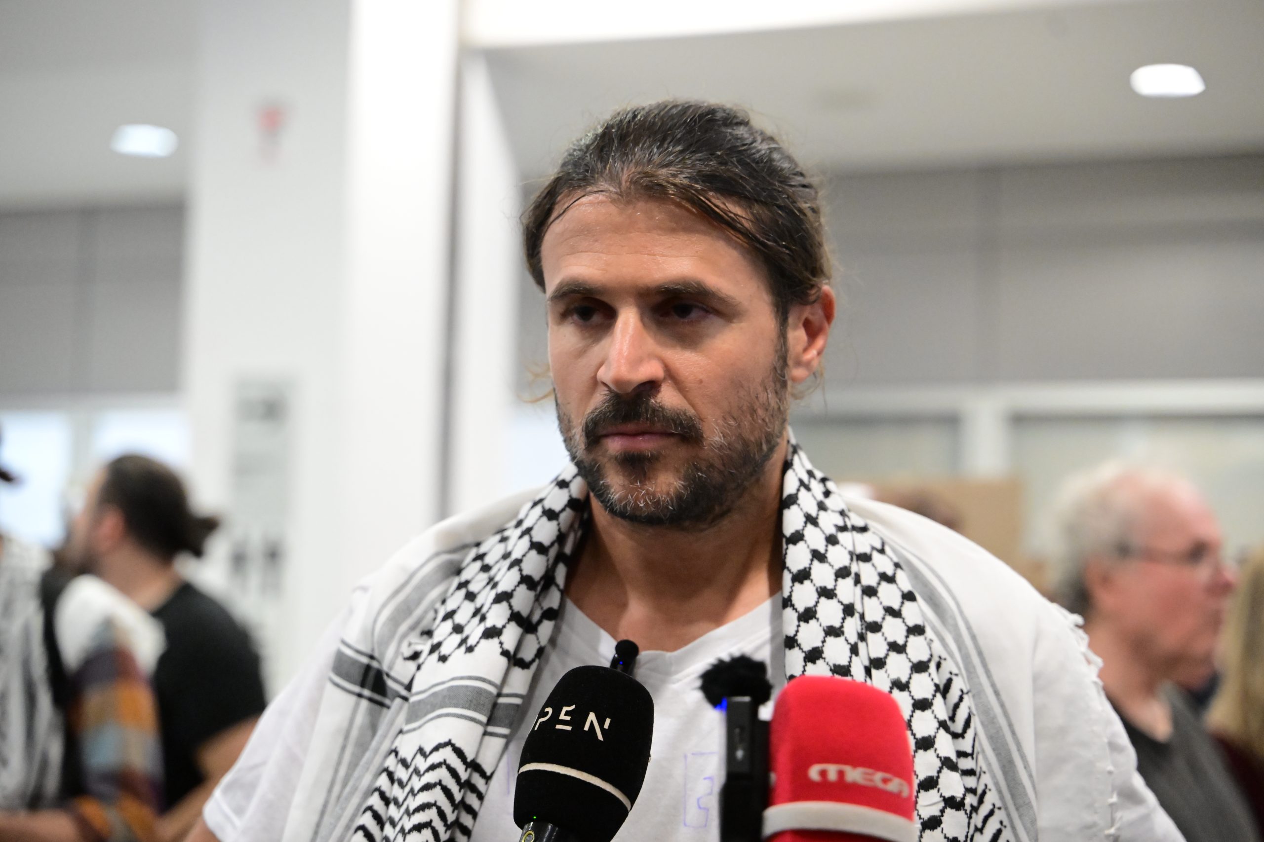 Ιάσονας Αποστολόπουλος: «Βλέπαμε τους βομβαρδισμούς στη Γάζα - Μας σημάδευαν με όπλα και μας έφτυναν»