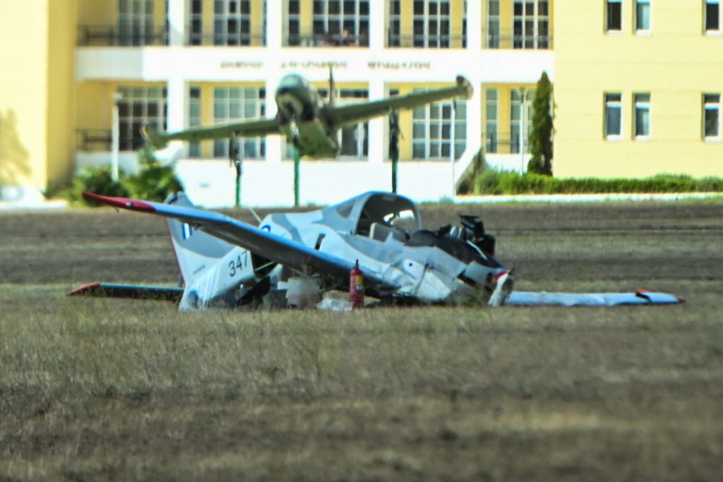 Τατόι: Εκπαιδευτικό αεροπλάνο έφυγε από τον διάδρομο κατά την απογείωση – Δύο τραυματίες