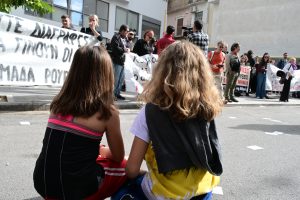 Συγκέντρωση διαμαρτυρίας έξω από τη Διεύθυνση Πρωτοβάθμιας Εκπαίδευσης στο κέντρο της Αθήνας (φωτογραφίες)