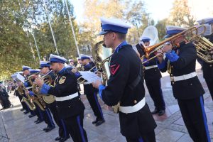 Το τελευταίο αντίο στον Διονύση Σαββόπουλο: Η μπάντα του Πολεμικού Ναυτικού σε πένθιμα εμβατήρια