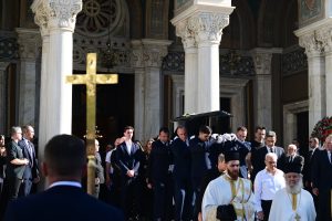 Διονύσης Σαββόπουλος: Τα χειροκροτήματα και η «Συννεφούλα μου» καθώς το φέρετρο έβγαινε από την Μητρόπολη