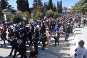 Διονύσης Σαββόπουλος: Οδύνη στο τελευταίο αντίο – Πλημμυρισμένος από τη μουσική του ο ύστατος αποχαιρετισμός