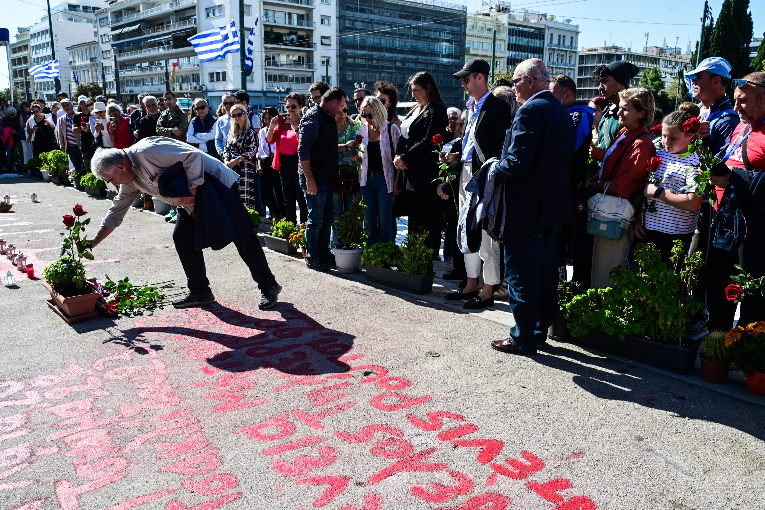 28η Οκτωβρίου: Μετά τη μαθητική παρέλαση, ένα λουλούδι για τα Τέμπη - Συγκίνηση μπροστά στη Βουλή (video)