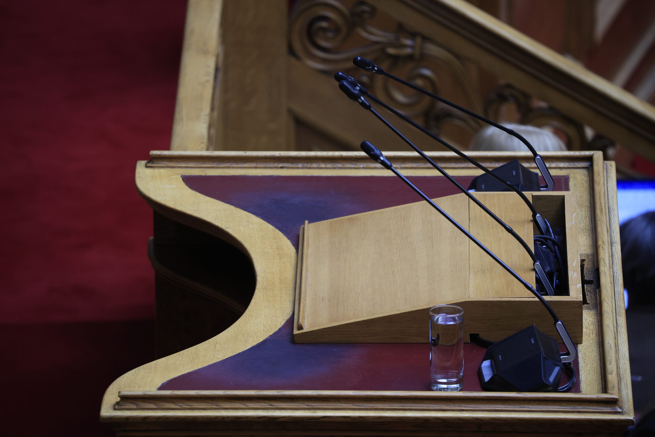 Αλλαγές στον Κανονισμό της Βουλής: Ψηφίστηκε ο «χρονοκόφτης» στα μικρόφωνα των ομιλητών