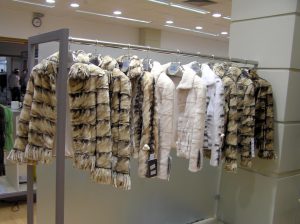 Καστοριά: Η παράπλευρη απώλεια του πολέμου – Πώς χάθηκε η οικονομική ραχοκοκαλιά της πολης