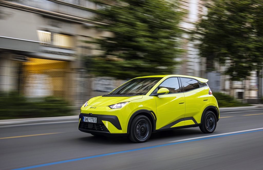 BYD Dolphin Surf: Φορτώνει με ρεύμα και ξεχνάει τις πρίζες